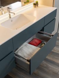 Detail der weißen Corian®-Platte mit integriertem Waschbecken und den Innenseiten der Auszugselemente