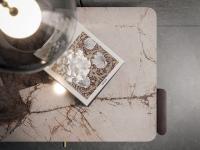 Detail des Nachttischs aus Holz mit der Keramikplatte Julian von Cattelan