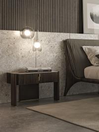 Julian Nachttisch aus Holz mit Messinggriffen von Cattelan kombiniert mit einem Bett und einer Glastischlampe 