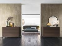 Schlafzimmer mit Marquis-Doppelkommode aus Fashion Wood eingerichtet