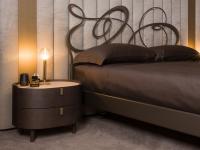 Nachttisch Aries aus Holz, kombiniert mit Lounge-Verkleidung und Ghirigori-Bett von Cantori