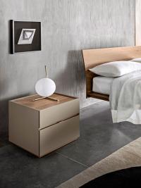 Raiki lineares Design - Nachttisch mit 2 Schubladen, Fronten und Rahmen in Mattlack Shadow, Platte und Untergestell in kontrastierendem Canaletto-Nussbaumfurnier