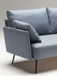 Detail der schlanken Armlehne mit Kissen für optimalen Sitzkomfort