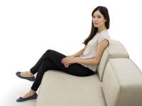 Beispielsitz auf Prisma Sofa, mit frei verstellbaren Rückenlehnen