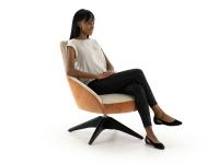 Beispiel für den Sitz und die Proportionen des Stuhls Ingrid mit mittlerer Rückenlehne