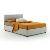 Platzsparendes Stauraum-Doppelbett mit Kopfteil mit Mindeststärke von 5 cm 