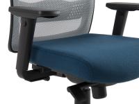 Detail des Home-Office-Stuhls Bill mit ebenfalls in Breite und Tiefe verstellbaren Armlehnen