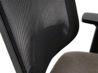 Detail des Elon-Stuhls mit schwarzer atmungsaktiver Netzrückenlehne