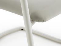 Dettaglio della base con braccioli portanti in metallo della sedia Steve Cantilever