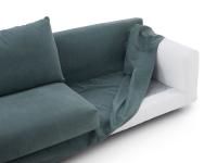 Esempio della sfoderabilità del divano Strip con fodera a cappuccio