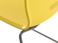 Dettaglio della curvatura dello schienale della sedia Megan