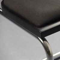 Cesca B32 Stuhl von Marcel Breuer  - Detail der Sitzfläche mit schwarz lackiertem Buchenholzprofil