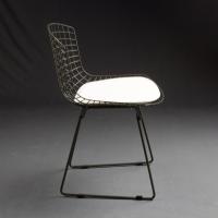 Sedia Wire Chair creata da Harry Bertoia in metallo laccato grigio RAL 7023