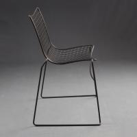 Seitenansicht von Stitch Stuhl aus Metall. Besonderes Design
