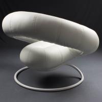 Polis Sessel mit modernem Design. Weiß lackiertes Gestell