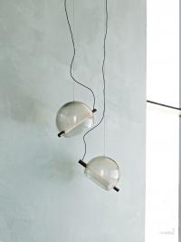 Der Diffusor kann auch in einer geräucherten Ausführung sein, die Lampen werden von einem Stahlseil getragen