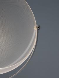 Detail der transparenten Kuppel und der Lasermikrogravuren, die ein punktuelles Muster erzeugen