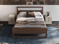 Minimalistisches Bett mit einem Rahmen aus Feeling-Holz, dessen Kopf- und Fußteil die gleichen Linien verfolgen