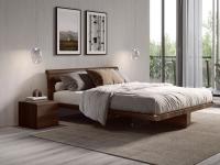 Schwebendes Doppelbett aus Holz kombiniert mit Nachttischen aus der gleichen Kollektion