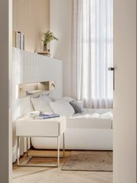 Elegantes Sommier-Bett mit gepolsterter Lounge-Verkleidung, 130 cm hohem Kopfteil mit offenem Fach, Spots und oberem Ablagefach