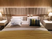 Elegantes Sommier-Bett mit gepolsterter Lounge-Verkleidung, erhältlich mit hohem und individuellem Kopfteil (wie auf dem Foto) oder niedrigem 130 cm