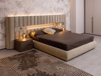 Elegantes Sommier-Bett mit gepolsterter Lounge-Verkleidung, erhältlich mit niedrigem oder hohem Kopfteil, kann mit offenem Fach und LED-Leuchten ausgestattet werden
