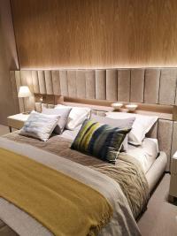 Offenes Bett-Sommierfach mit gepolsterter Lounge-Verkleidung, ausgestattet mit optionalen USB-Steckdosen und diffusem LED-Licht