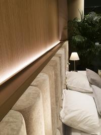Detail der gepolsterten Boiserie des Lounge sommier Bettes, dessen Polsterung auch im Kontrast zum Bettrahmen individuell gestaltet werden kann