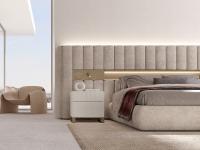 Lounge-Bett mit niedrigem Kopfteil und offenem Fach, ergänzt durch passende lackierte LED-Strahler