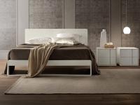 Bett mit Bettrahmen in matt lackiertem Holz und Kopfteil in Oleomalta® Lino Virgo