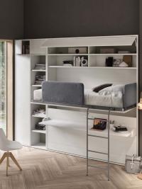 All-in-Bücherregal für ein ausziehbares Bett, das aus zwei kombinierten Elementen besteht: einem offenen Bücherregal und einem Kleiderschrank mit deckenhoher Tür. Beide haben eine optionale Drehtür, die als Option im Konfigurator verfügbar ist.