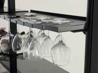 Detail des Glashalters am Byron Dispensa Küchenregal. Ein einziges Regal bietet Platz für 24