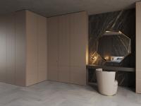 Universelles Eckmodul für Lounge-Garderobe, eingefügt in eine Komposition mit linearen Schränken, Schreibtisch und Wandverkleidung