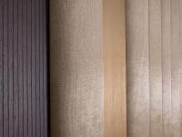 Kombination von Lounge-Textilboiserie und Lounge-Holzpaneele, um einen angenehmen Farb- und Materialkontrast im Schlafzimmer zu schaffen