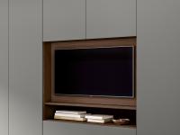 Modul mit TV-Lounge, mit matt lackierten Türen und TV-Ständerstruktur aus Holzfurnier