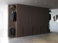 Neptune Lounge Kleiderschrank mit Herrendienerterminal - Schlamm matt lackiert mit Bridge Handgriff