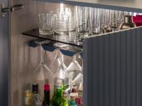 Innenansicht des Oyster Sideboards in der Barschrankversion mit matt lackiertem Glasboden - Kundenfoto