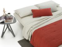 Detailbild des bequemen Bettes mit Matratze aus Schaumstoff