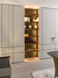 Hochgradig anpassbare Stauraumwand durch Kombination von Elementen aus der Lounge-Kollektion