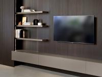 Wohnzimmer-Wandregale, kombiniert mit einem hängenden TV an einer raumhohen Wohnzimmerwandverkleidung