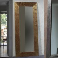 Spiegel Away mit Rahmen aus Gold auf lackiertem rot