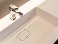 Detail der in die weiße Betacryl®-Platte integrierten Badewanne: Beachten Sie die abgeschrägten Kanten und den durchgehenden Ablauf am Boden