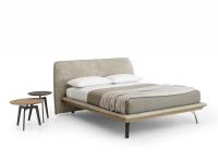 Iowa Bett mit Holzbettgestell und Füßen aus Metall