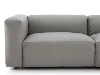 Detail des Sofas Softly mit niedriger Rückenlehne und breiter Armlehne