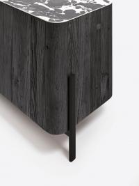 Detail des Metallfußes, der das Holzvolumen des Sideboards Clivia trägt