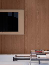 Wohnzimmerschrank mit TV-Fach - schlichte Türen in Tabak-Eiche und TV-Fach in Messing-Metallic-Lack