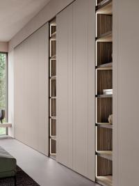 Bücherregalwand mit Boiserien und Lounge-Fachböden, mit 5 cm starken Fachböden aus melaminharzbeschichteten, lackierten oder furnierten Wabenkernplatten