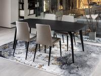 Stühle Delma in Massivholz Esche zusammen mit dem Tisch Ethan Wood der gleichen Kollektion