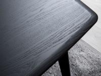 Detail der Eschenholzplatte schwarz gebeizt