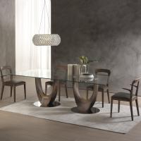 Ambientazione con sedia Genis e tavolo in legno con piano in vetro